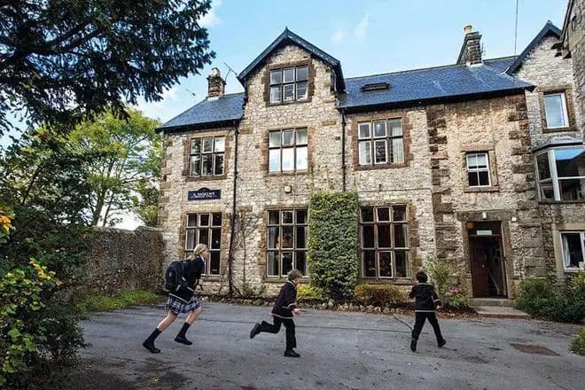 英国寄宿学校的中国学生在学业成绩方面表现如何？