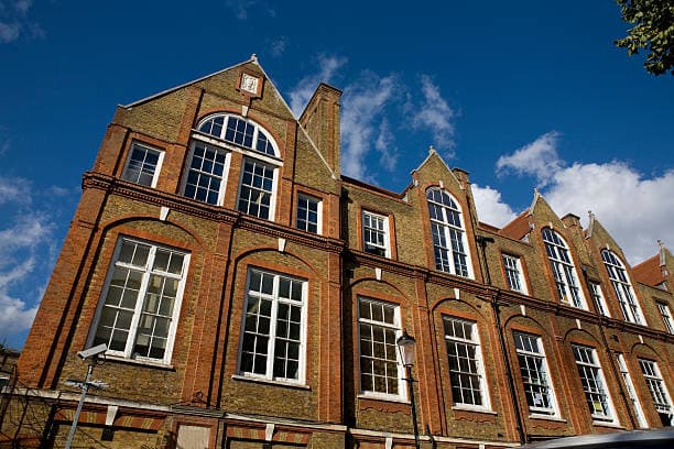 英国的Secondary School 是中学吗？