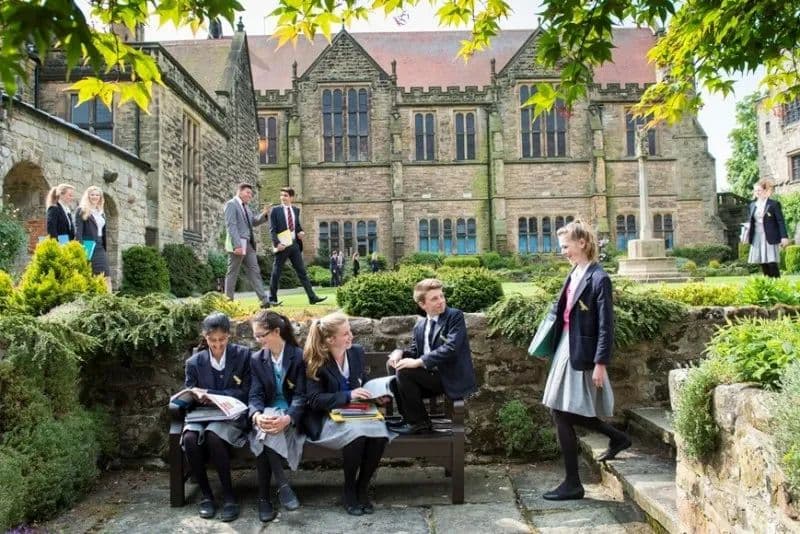 英国低龄留学是选择寄宿制学校还是走读制学校？