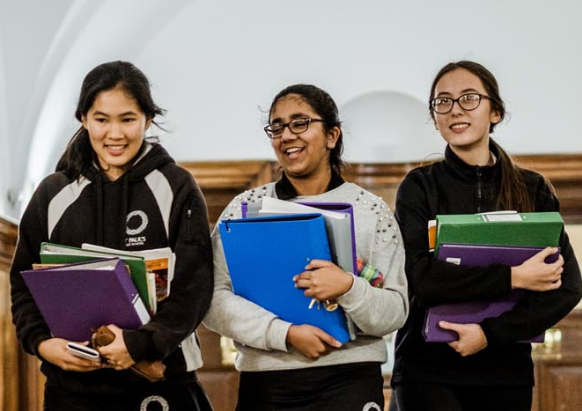 圣保罗女子中学提供传统的英式教育，但与此同时又非常具有前瞻性，实行小班教学的模式，师生比约为1:5。